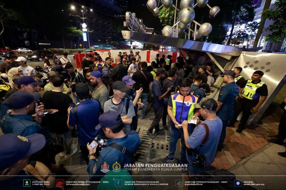 Jurufoto Tidak Berlesen Diambil Tindakan di KLCC, DBKL Keluarkan 41 Kompaun